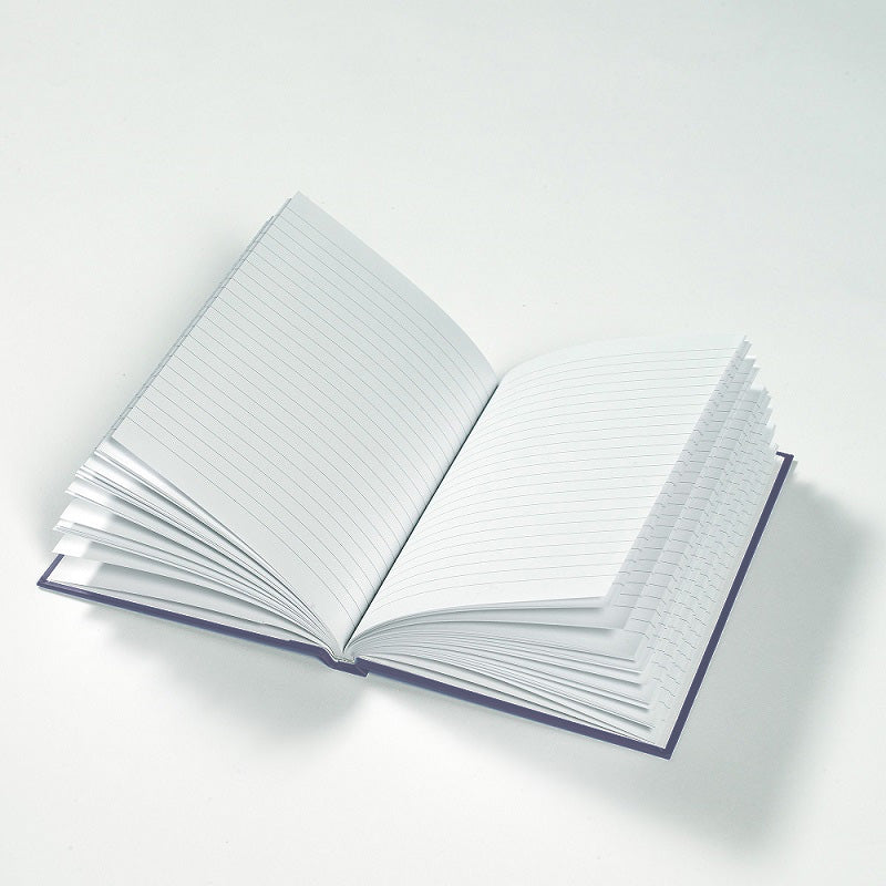 Photo du carnet à couverture rigide ouvert avec les pages lignées