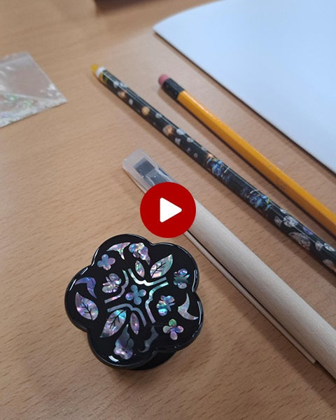 Atelier najeonchilgi à Séoul : création d’un griptok en nacre