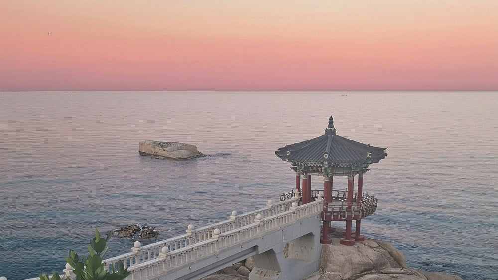 Photo du pavillon Yeonggeum à Sokcho sous un ciel rose