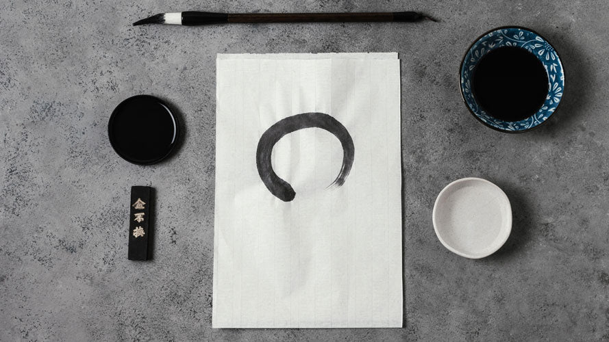 Cercle zen calligraphié sur du papier de riz avec un pinceau et de l'encre de Chine