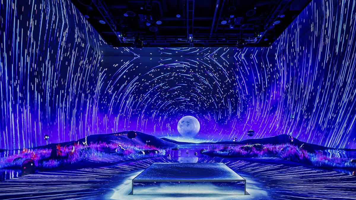 Photo de la salle immersive "symphony" pour un voyage dans le temps à travers la lumière, la fumée, les images, le son et l'odeur